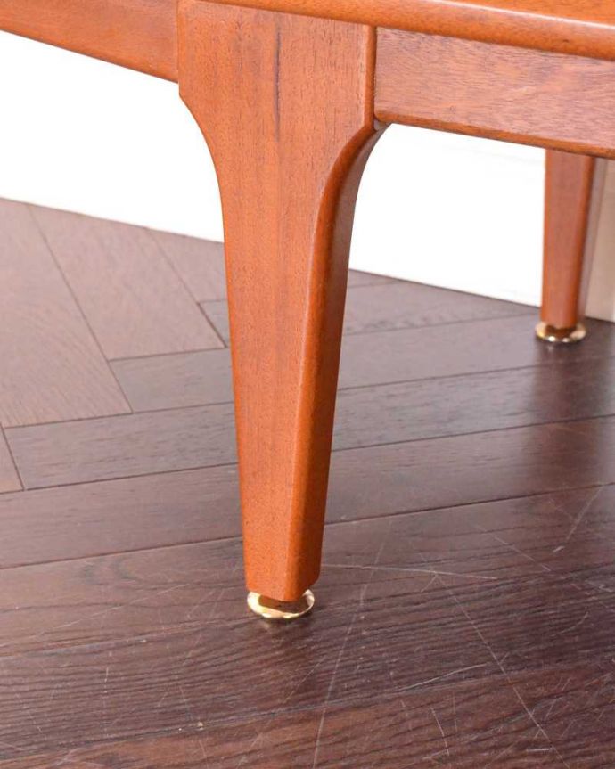 アンティークのキャビネット　アンティーク家具　北欧スタイルの暮らしを彩るインテリア、使いやすいサイズのヴィンテージのサイドボード 。スッキリとした脚の裏には…Handleの家具の脚裏にはフェルトキーパーをお付けしています。(x-1151-f)