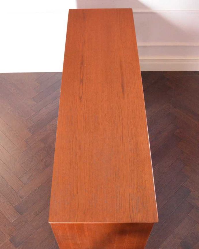 アンティークのキャビネット　アンティーク家具　北欧スタイルの暮らしを彩るインテリア、使いやすいサイズのヴィンテージのサイドボード 。天板の塗装もキレイに仕上げましたヴィンテージの家具は修復方法が様々。(x-1151-f)