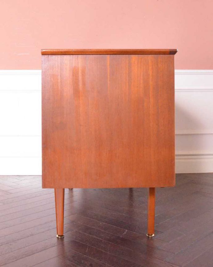 アンティークのキャビネット　アンティーク家具　北欧スタイルの暮らしを彩るインテリア、使いやすいサイズのヴィンテージのサイドボード 。横から見てもスッキリどこから見てもスッキリとしてステキなヴィンテージ。(x-1151-f)