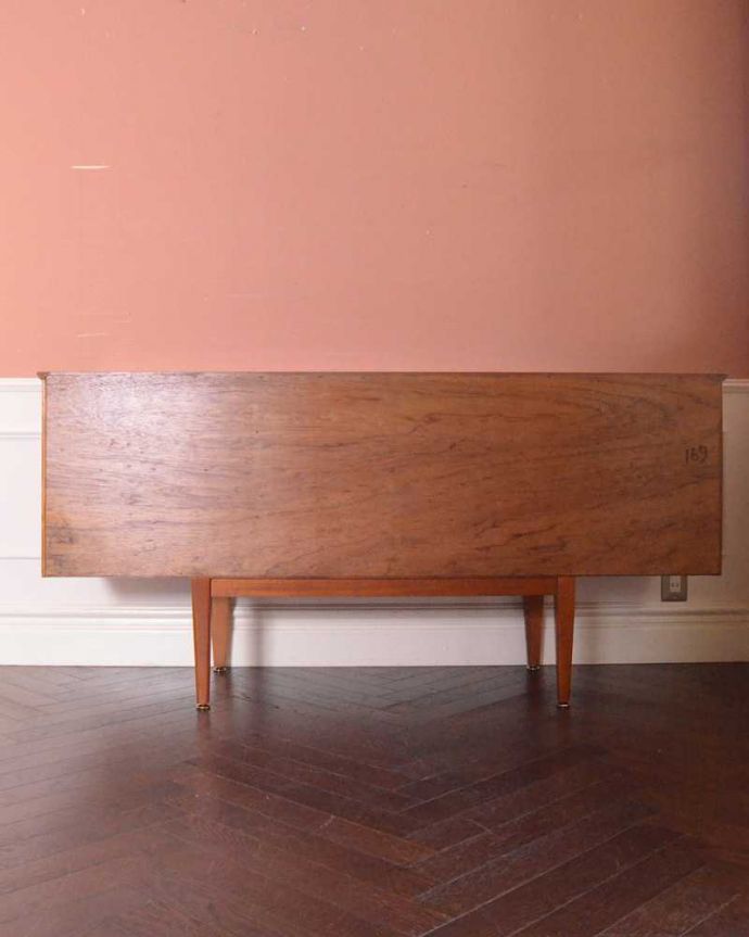 アンティークのキャビネット　アンティーク家具　北欧スタイルの暮らしを彩るインテリア、使いやすいサイズのヴィンテージのサイドボード 。もちろん後ろ姿もキレイですビンテージは新品ではないので、もちろん経年変化によるキズはあります。(x-1151-f)