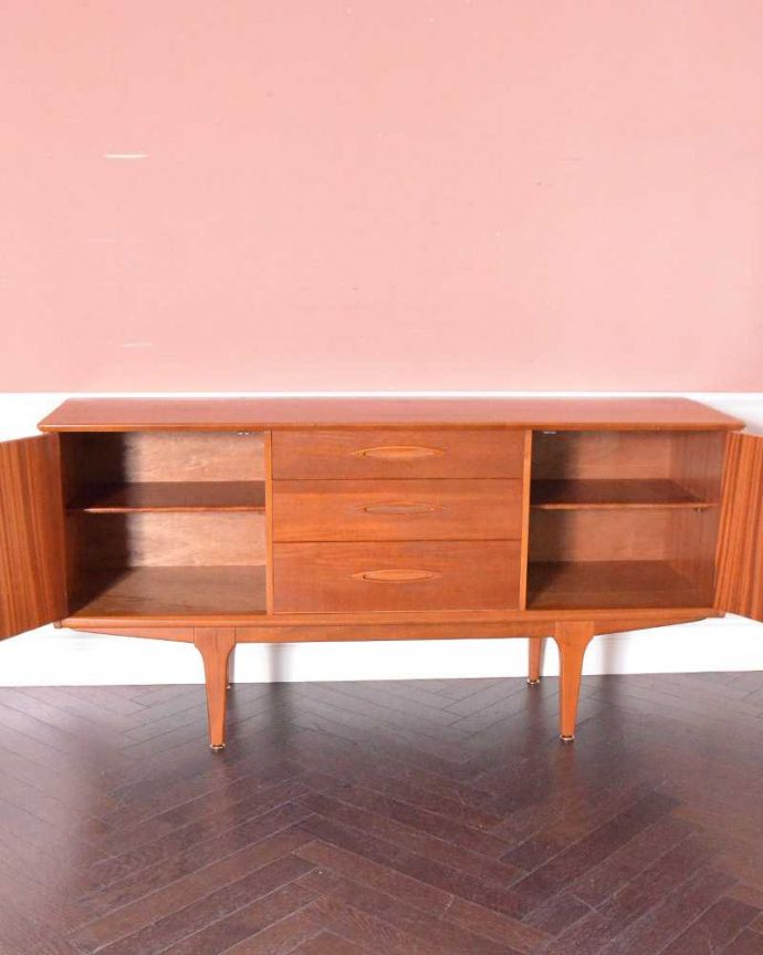 アンティークのキャビネット　アンティーク家具　北欧スタイルの暮らしを彩るインテリア、使いやすいサイズのヴィンテージのサイドボード 。扉の奥はたっぷり収納扉を開けると、中にはたっぷりの収納。(x-1151-f)