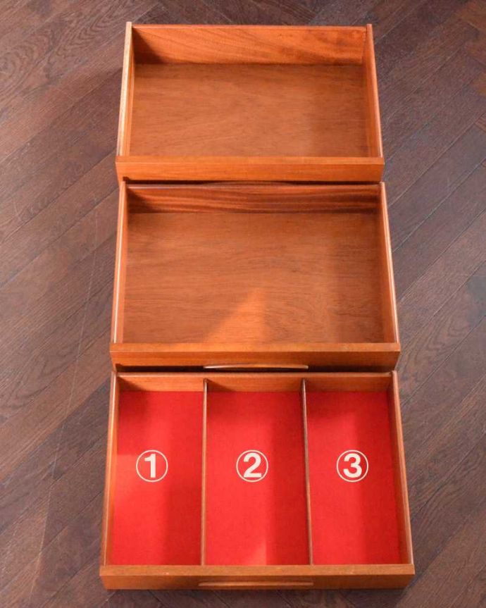 アンティークのキャビネット　アンティーク家具　北欧スタイルの暮らしを彩るインテリア、使いやすいサイズのヴィンテージのサイドボード 。キレイにお直ししました引き出しの中も修復の際、専門の職人がキレイにしました。(x-1151-f)