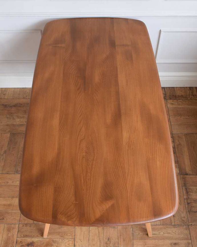 アーコールの家具 アンティーク家具 イギリスのヴィンテージ家具、アーコール社のダイニングテーブル (リフェクトリーテーブル)。天板もキレイに修復しましたテーブルの主役はやっぱり天板。(x-1152-f)