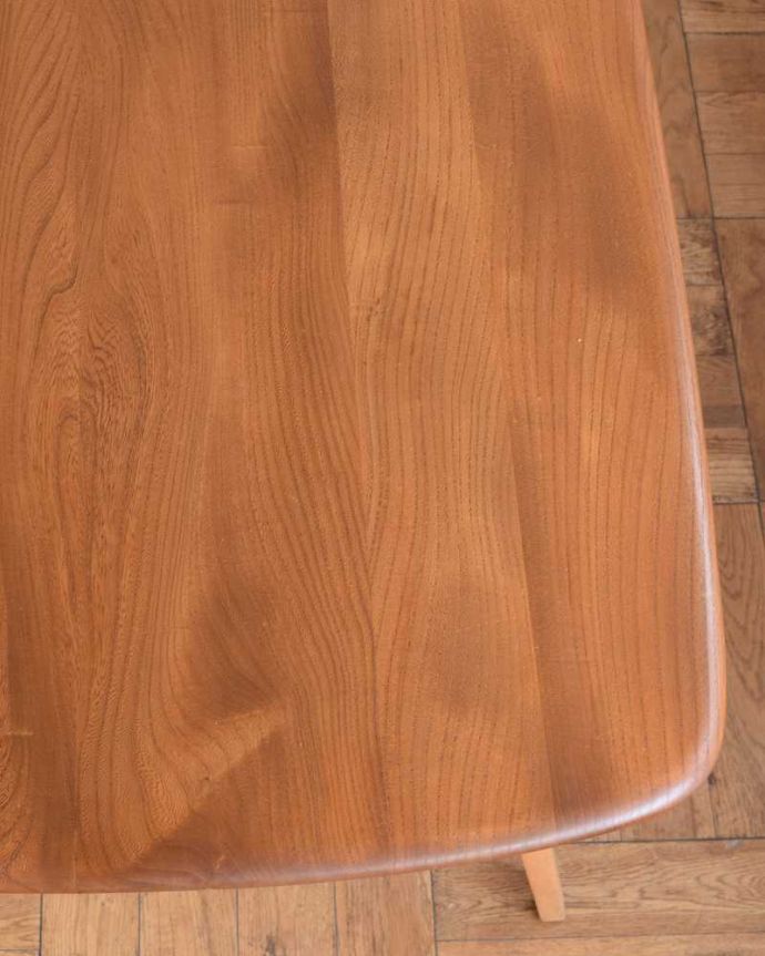 アーコールの家具 アンティーク家具 イギリスのヴィンテージ家具、アーコール社のダイニングテーブル (リフェクトリーテーブル)。近づいてみるとこんな感じです。(x-1152-f)