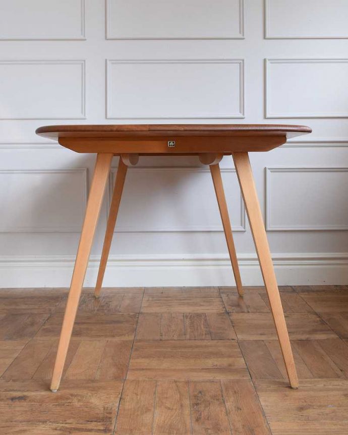 アーコールの家具 アンティーク家具 イギリスのヴィンテージ家具、アーコール社のダイニングテーブル (リフェクトリーテーブル)。真横から見ると・・・サイドから見てみると、こんな感じで美しいです。(x-1152-f)