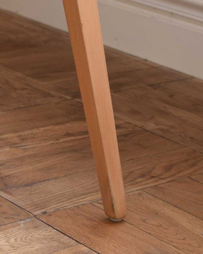 アーコールの家具 アンティーク家具 イギリスのヴィンテージ家具、アーコール社のダイニングテーブル (リフェクトリーテーブル)。持ち上げなくても移動できます!Handleのアンティークは、脚の裏にフェルトキーパーをお付けしていますので、床を滑らせてれば女性1人でも移動が簡単です。(x-1152-f)