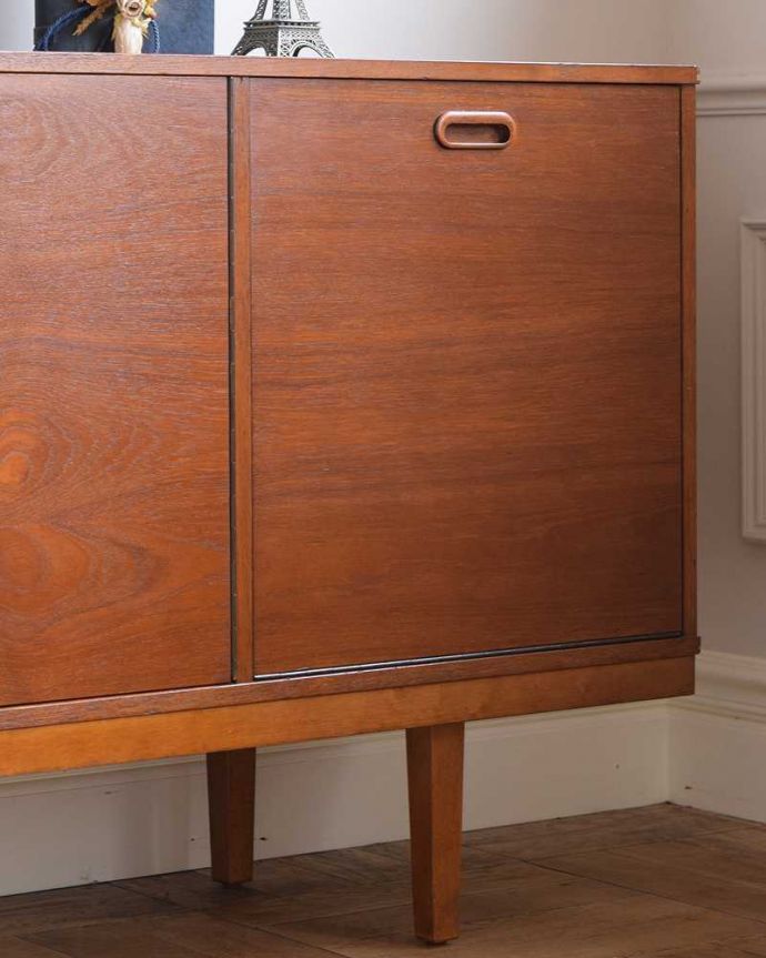 サイドボード　アンティーク家具　北欧スタイルの暮らしを彩るインテリア、たっぷり収納できるヴィンテージのサイドボード （Avalon）。ヴィンテージ家具らしいあたたかさ。(x-1153-f)