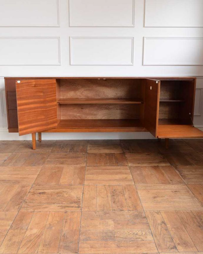 サイドボード　アンティーク家具　北欧スタイルの暮らしを彩るインテリア、たっぷり収納できるヴィンテージのサイドボード （Avalon）。扉の奥はたっぷり収納扉を開けると、中にはたっぷりの収納。(x-1153-f)