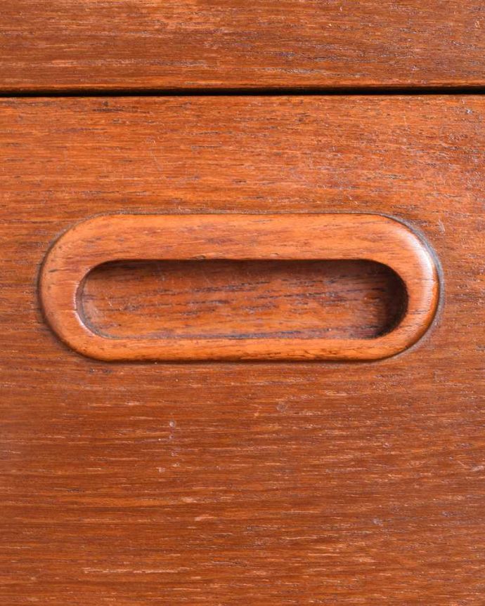 サイドボード　アンティーク家具　北欧スタイルの暮らしを彩るインテリア、たっぷり収納できるヴィンテージのサイドボード （Avalon）。扉の木目があたたかさを演出クールなデザインなのに、なんだかほっとするあたたかさ。(x-1153-f)