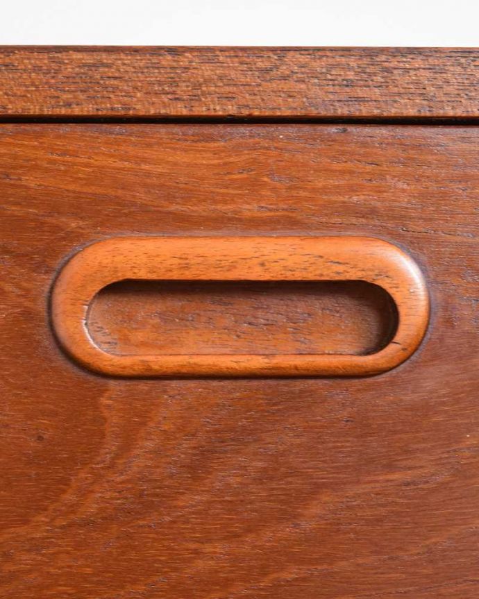 サイドボード　アンティーク家具　北欧スタイルの暮らしを彩るインテリア、たっぷり収納できるヴィンテージのサイドボード （Avalon）。デザインの一部になっている取っ手取っ手のデザインもシンプルかつ機能的に。(x-1153-f)