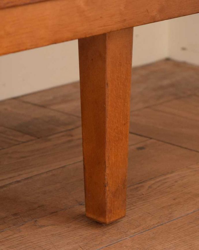 サイドボード　アンティーク家具　北欧スタイルの暮らしを彩るインテリア、たっぷり収納できるヴィンテージのサイドボード （Avalon）。スッキリとした脚の裏には…Handleの家具の脚裏にはフェルトキーパーをお付けしています。(x-1153-f)