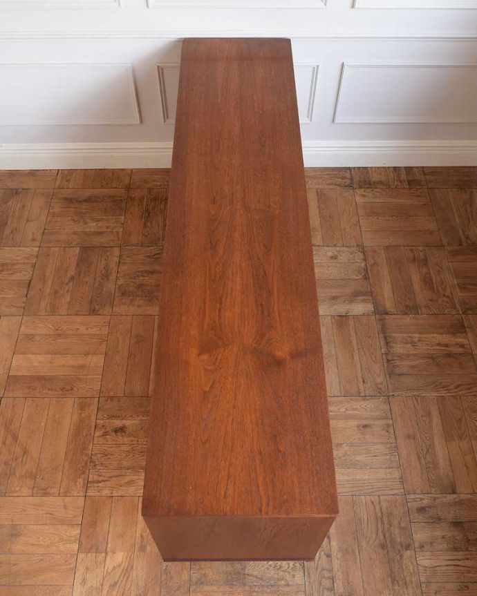 サイドボード　アンティーク家具　北欧スタイルの暮らしを彩るインテリア、たっぷり収納できるヴィンテージのサイドボード （Avalon）。天板の塗装もキレイに仕上げましたヴィンテージの家具は修復方法が様々。(x-1153-f)