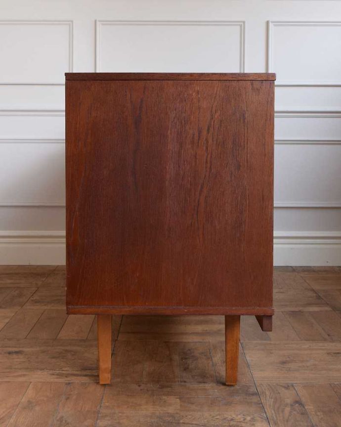 サイドボード　アンティーク家具　北欧スタイルの暮らしを彩るインテリア、たっぷり収納できるヴィンテージのサイドボード （Avalon）。横から見てもスッキリどこから見てもスッキリとしてステキなヴィンテージ。(x-1153-f)