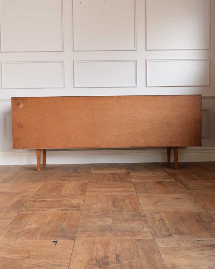 サイドボード　アンティーク家具　北欧スタイルの暮らしを彩るインテリア、たっぷり収納できるヴィンテージのサイドボード （Avalon）。もちろん後ろ姿もキレイですビンテージは新品ではないので、もちろん経年変化によるキズはあります。(x-1153-f)