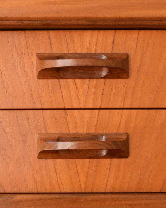 G-PLAN(Gプラン)　アンティーク家具　G-PLANのサイドボード、テレビボードにおススメの北欧スタイルのヴィンテージ家具。扉の木目があたたかさを演出クールなデザインなのに、なんだかほっとするあたたかさ。(x-1154-f)