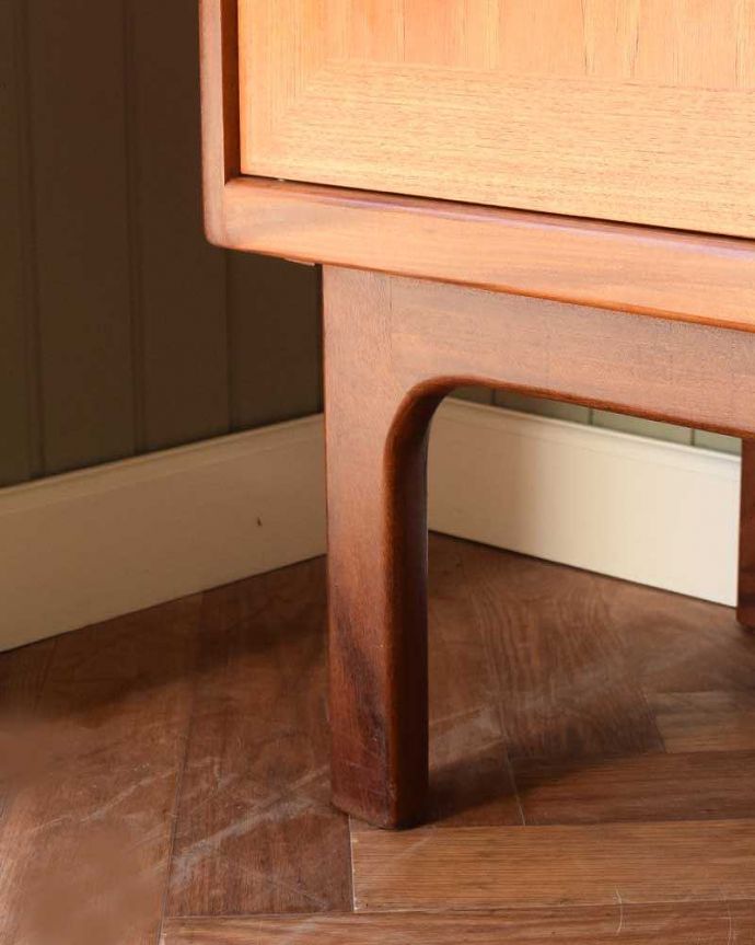 G-PLAN(Gプラン)　アンティーク家具　G-PLANのサイドボード、テレビボードにおススメの北欧スタイルのヴィンテージ家具。スッキリとした脚の裏には…Handleの家具の脚裏にはフェルトキーパーをお付けしています。(x-1154-f)