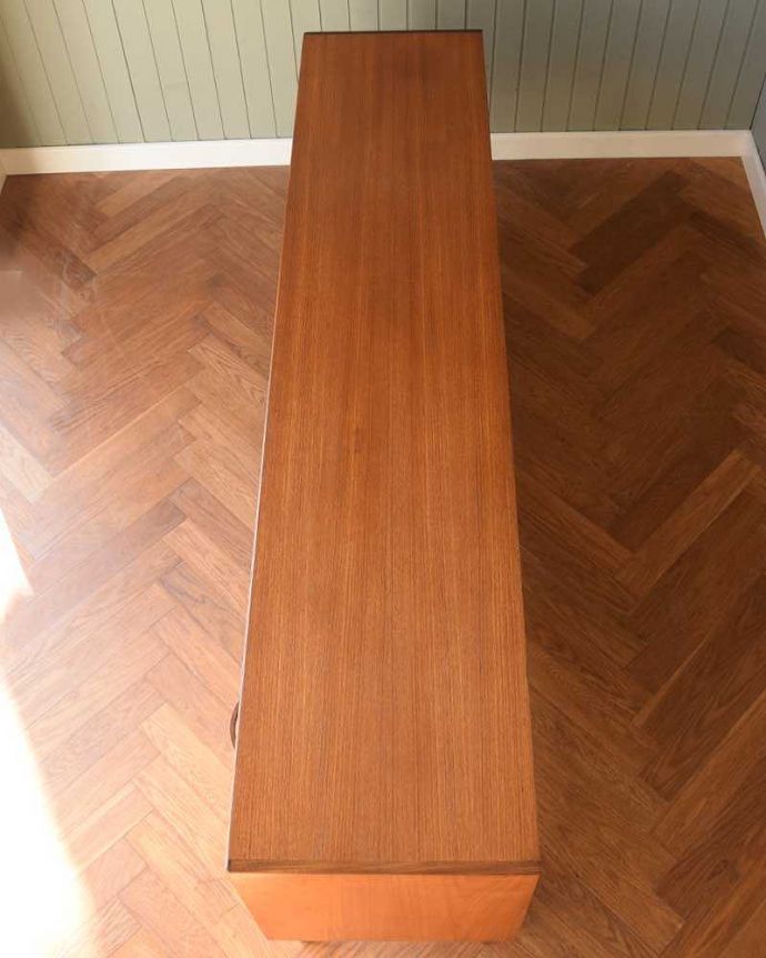 G-PLAN(Gプラン)　アンティーク家具　G-PLANのサイドボード、テレビボードにおススメの北欧スタイルのヴィンテージ家具。天板の塗装もキレイに仕上げましたヴィンテージの家具は修復方法が様々。(x-1154-f)