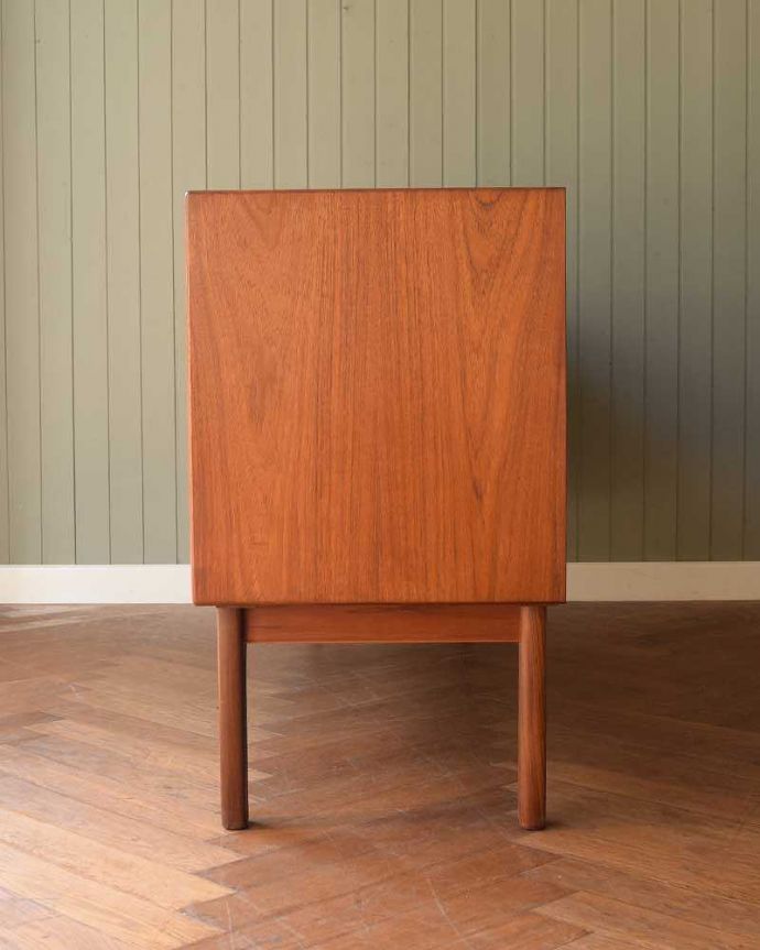 G-PLAN(Gプラン)　アンティーク家具　G-PLANのサイドボード、テレビボードにおススメの北欧スタイルのヴィンテージ家具。横から見てもスッキリどこから見てもスッキリとしてステキなヴィンテージ。(x-1154-f)