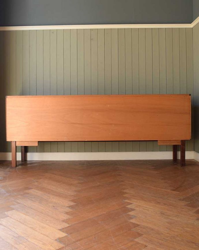 G-PLAN(Gプラン)　アンティーク家具　G-PLANのサイドボード、テレビボードにおススメの北欧スタイルのヴィンテージ家具。もちろん後ろ姿もキレイですビンテージは新品ではないので、もちろん経年変化によるキズはあります。(x-1154-f)