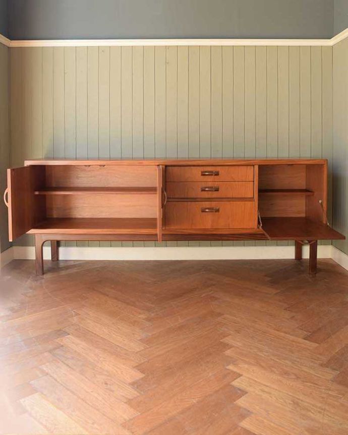 G-PLAN(Gプラン)　アンティーク家具　G-PLANのサイドボード、テレビボードにおススメの北欧スタイルのヴィンテージ家具。扉の奥はたっぷり収納扉を開けると、中にはたっぷりの収納。(x-1154-f)