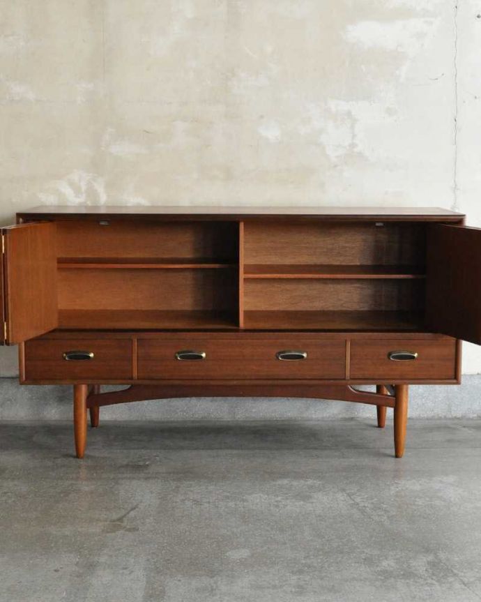 G-PLAN(Gプラン)　アンティーク家具　めずらしい折れ戸タイプのヴィンテージ家具、G-planのおしゃれなサイドボード。扉の奥はたっぷり収納扉を開けると、中にはたっぷりの収納。(x-1155-f)