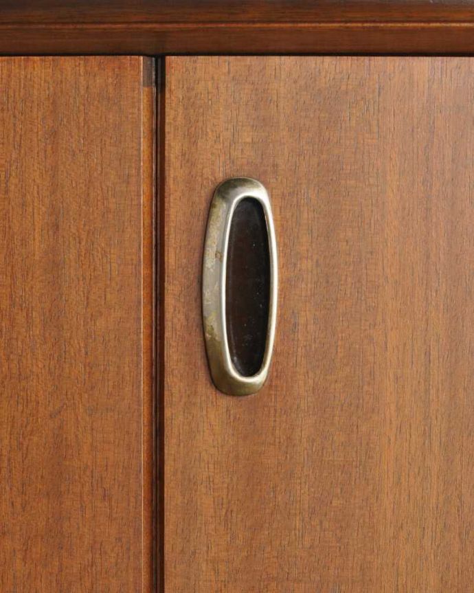 G-PLAN(Gプラン)　アンティーク家具　めずらしい折れ戸タイプのヴィンテージ家具、G-planのおしゃれなサイドボード。扉の木目があたたかさを演出クールなデザインなのに、なんだかほっとするあたたかさ。(x-1155-f)