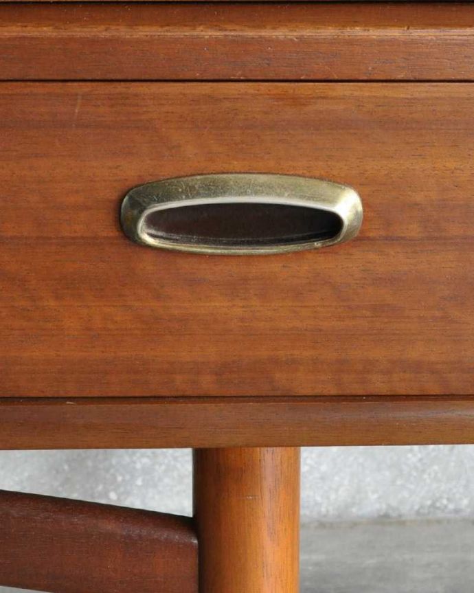 G-PLAN(Gプラン)　アンティーク家具　めずらしい折れ戸タイプのヴィンテージ家具、G-planのおしゃれなサイドボード。デザインの一部になっている取っ手取っ手のデザインもシンプルかつ機能的に。(x-1155-f)