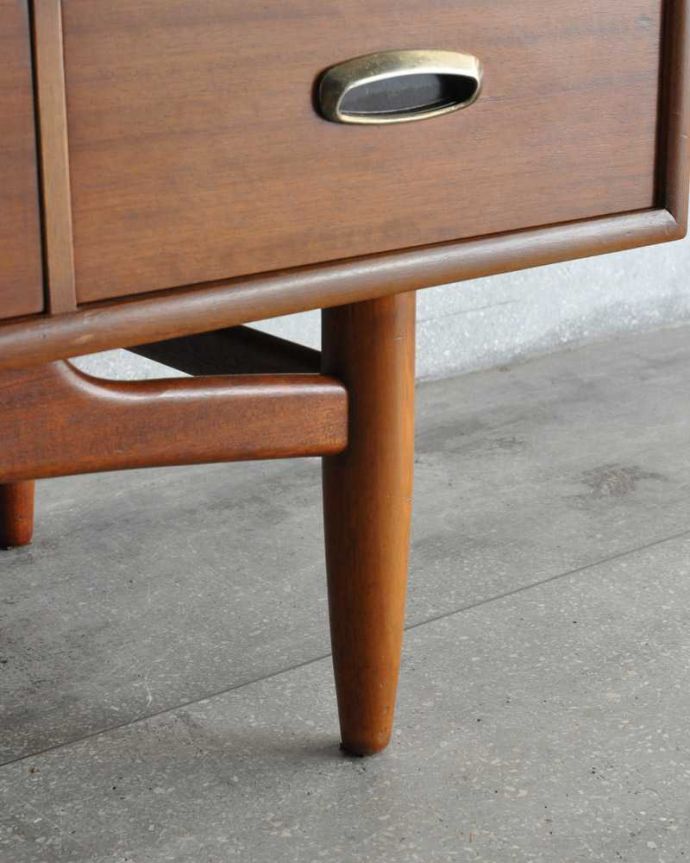 G-PLAN(Gプラン)　アンティーク家具　めずらしい折れ戸タイプのヴィンテージ家具、G-planのおしゃれなサイドボード。スッキリとした脚の裏には…Handleの家具の脚裏にはフェルトキーパーをお付けしています。(x-1155-f)