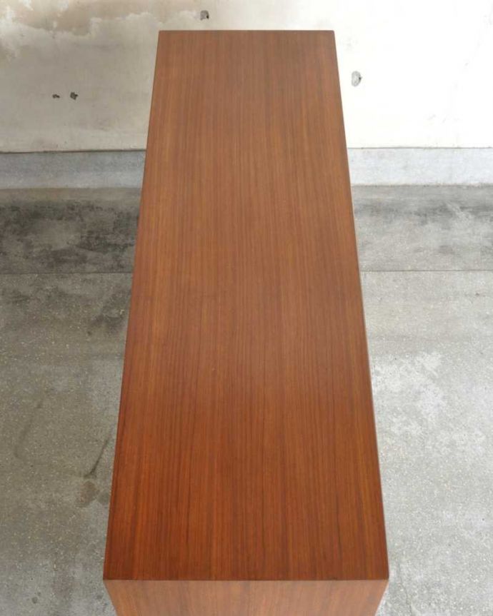 G-PLAN(Gプラン)　アンティーク家具　めずらしい折れ戸タイプのヴィンテージ家具、G-planのおしゃれなサイドボード。天板の塗装もキレイに仕上げましたヴィンテージの家具は修復方法が様々。(x-1155-f)