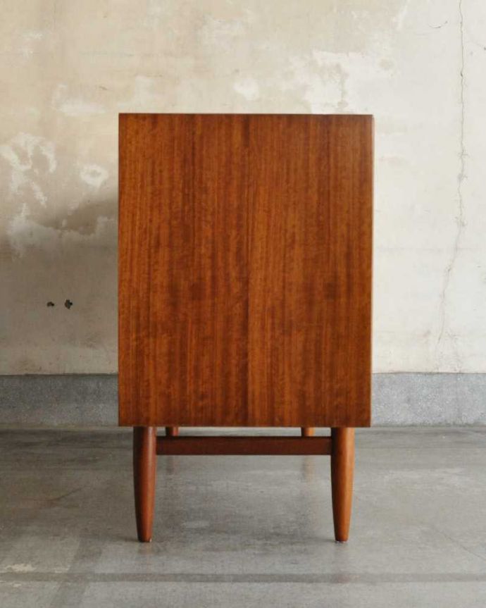 G-PLAN(Gプラン)　アンティーク家具　めずらしい折れ戸タイプのヴィンテージ家具、G-planのおしゃれなサイドボード。横から見てもスッキリどこから見てもスッキリとしてステキなヴィンテージ。(x-1155-f)