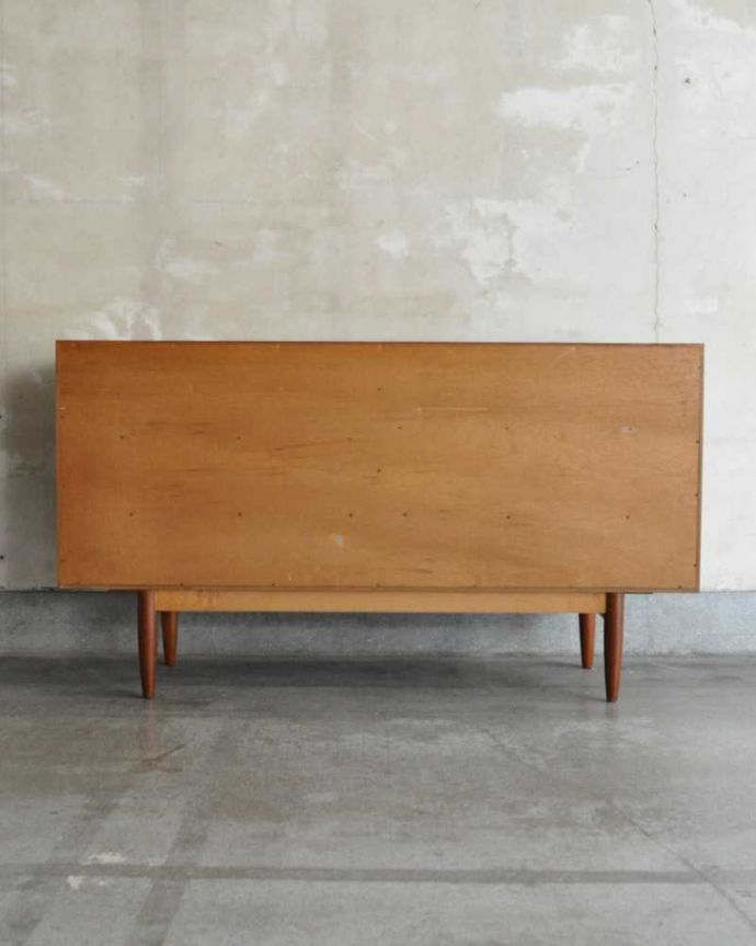 G-PLAN(Gプラン)　アンティーク家具　めずらしい折れ戸タイプのヴィンテージ家具、G-planのおしゃれなサイドボード。もちろん後ろ姿もキレイですビンテージは新品ではないので、もちろん経年変化によるキズはあります。(x-1155-f)