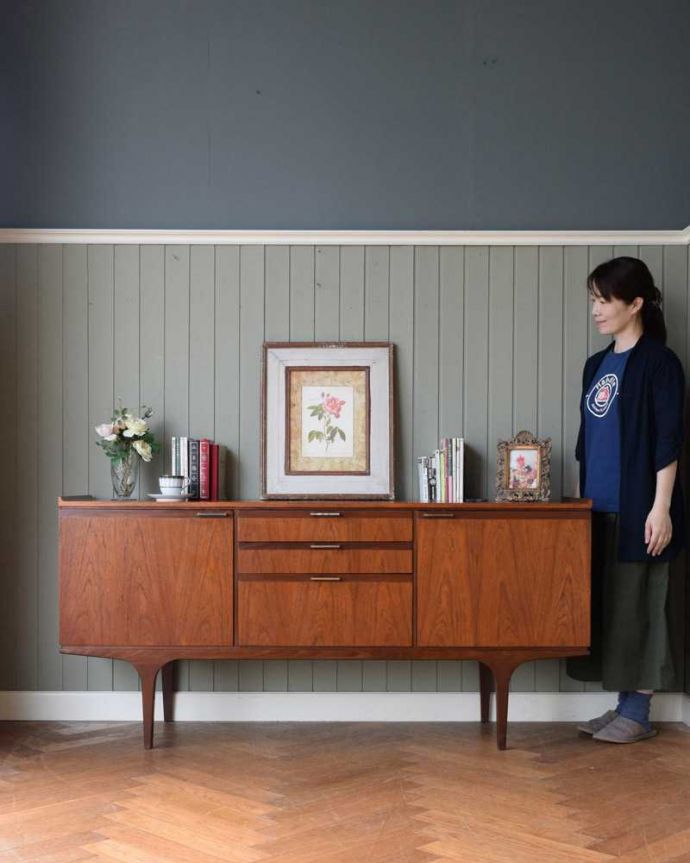 サイドボード　アンティーク家具　北欧スタイルの暮らしを彩るインテリア、イギリスのMeredew社のアンティーク サイドボード。人気のヒミツは北欧スタイルのデザインやっぱりスッキリとカッコイイ北欧デザインが人気のサイドボード。(x-1156-f)