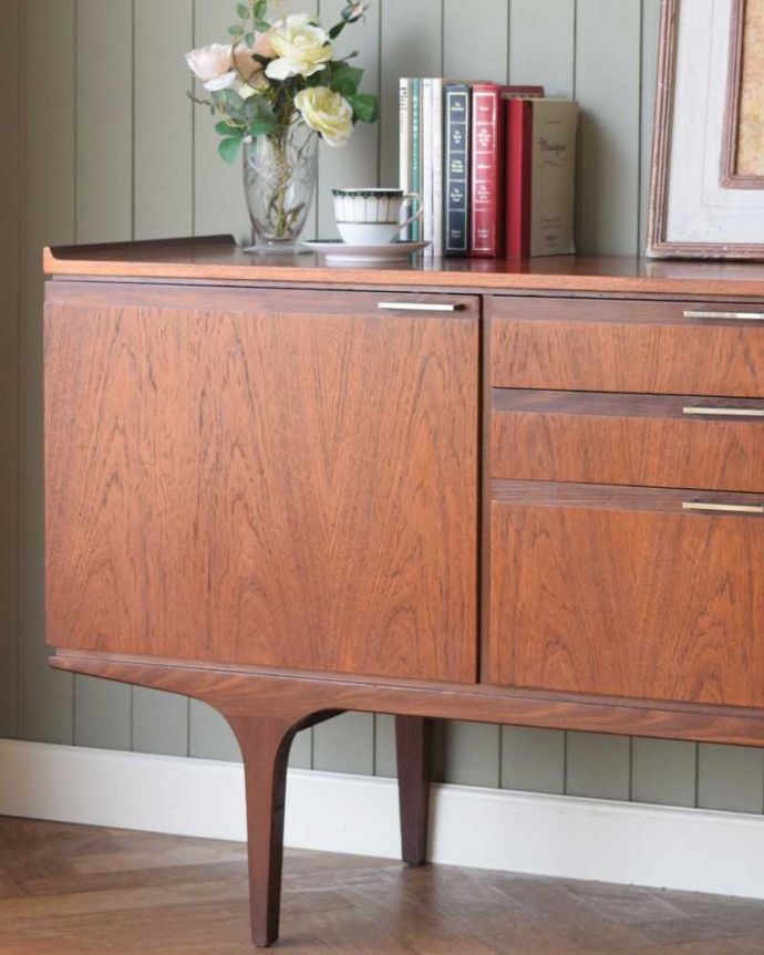 サイドボード　アンティーク家具　北欧スタイルの暮らしを彩るインテリア、イギリスのMeredew社のアンティーク サイドボード。ヴィンテージ家具らしいあたたかさ。(x-1156-f)