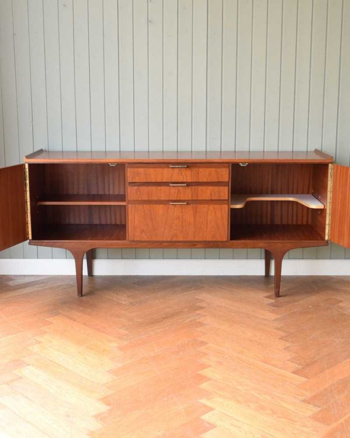 サイドボード　アンティーク家具　北欧スタイルの暮らしを彩るインテリア、イギリスのMeredew社のアンティーク サイドボード。扉の奥はたっぷり収納扉を開けると、中にはたっぷりの収納。(x-1156-f)