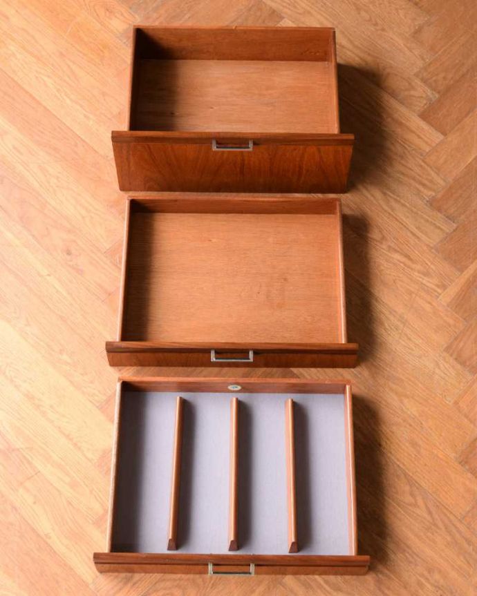 サイドボード　アンティーク家具　北欧スタイルの暮らしを彩るインテリア、イギリスのMeredew社のアンティーク サイドボード。キレイにお直ししました引き出しの中も修復の際、専門の職人がキレイにしました。(x-1156-f)