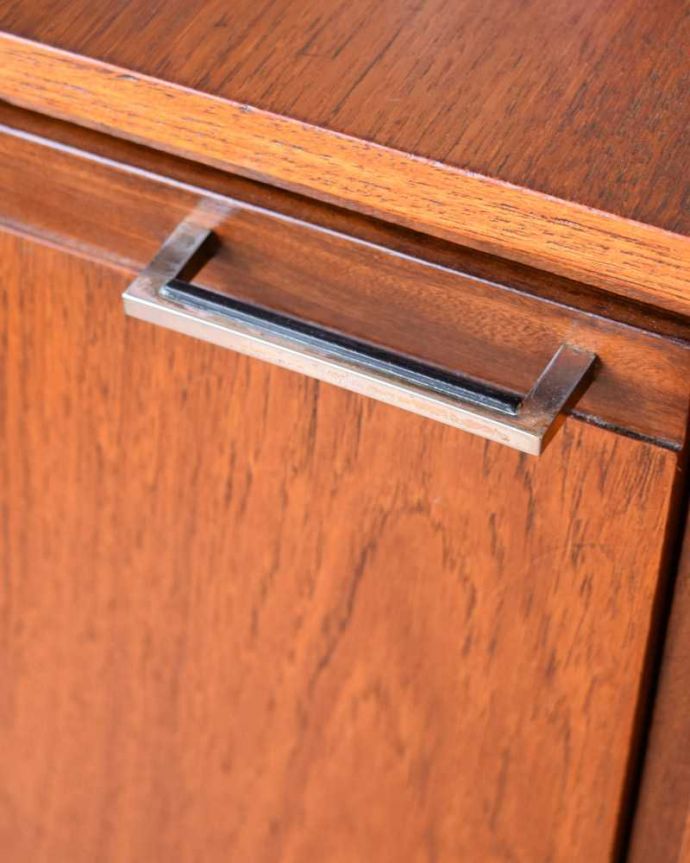 サイドボード　アンティーク家具　北欧スタイルの暮らしを彩るインテリア、イギリスのMeredew社のアンティーク サイドボード。扉の木目があたたかさを演出クールなデザインなのに、なんだかほっとするあたたかさ。(x-1156-f)