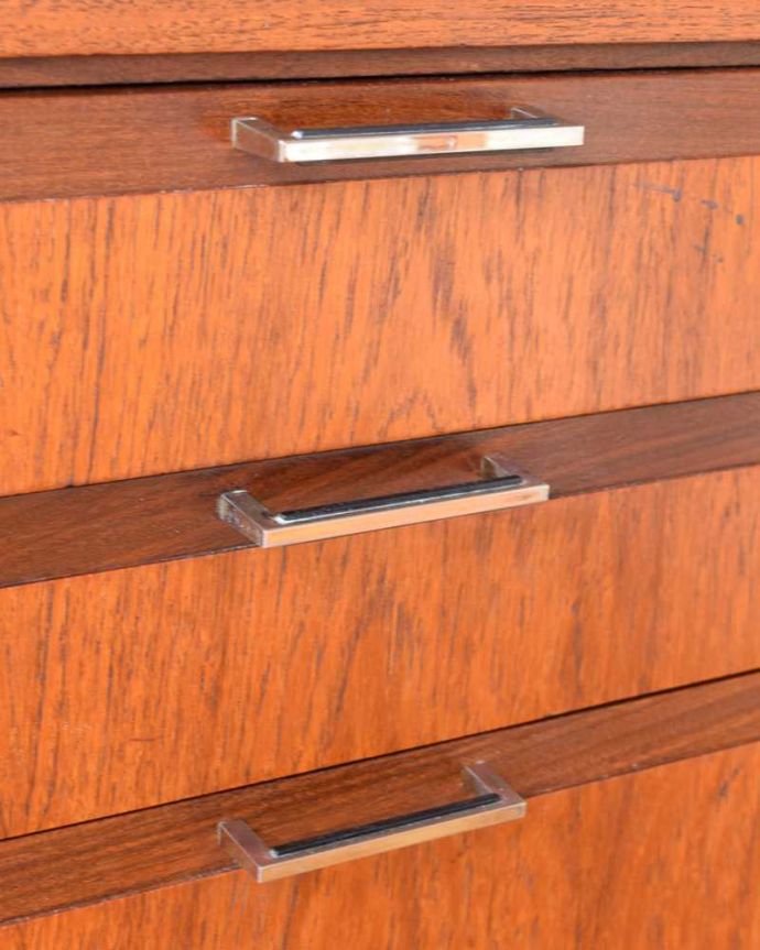 サイドボード　アンティーク家具　北欧スタイルの暮らしを彩るインテリア、イギリスのMeredew社のアンティーク サイドボード。デザインの一部になっている取っ手取っ手のデザインもシンプルかつ機能的に。(x-1156-f)