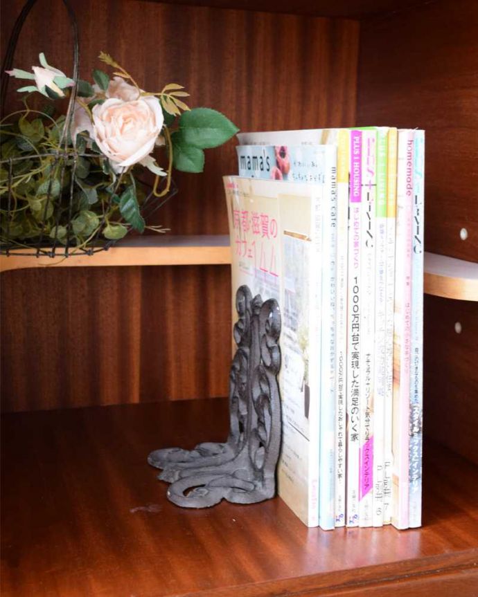 サイドボード　アンティーク家具　北欧スタイルの暮らしを彩るインテリア、イギリスのMeredew社のアンティーク サイドボード。扉の中は収納たっぷりA4サイズの雑誌までしっかり収納出来ちゃう大きさ。(x-1156-f)