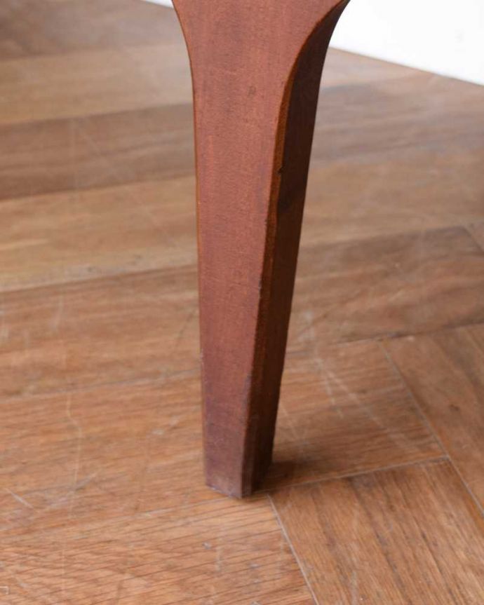 サイドボード　アンティーク家具　北欧スタイルの暮らしを彩るインテリア、イギリスのMeredew社のアンティーク サイドボード。スッキリとした脚の裏には…Handleの家具の脚裏にはフェルトキーパーをお付けしています。(x-1156-f)