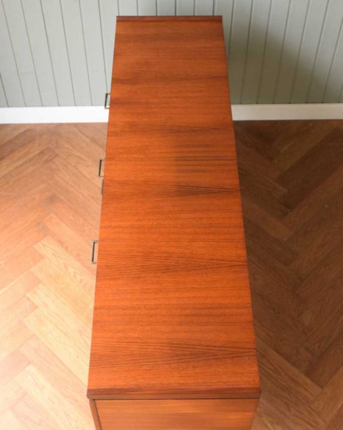 サイドボード　アンティーク家具　北欧スタイルの暮らしを彩るインテリア、イギリスのMeredew社のアンティーク サイドボード。天板の塗装もキレイに仕上げましたヴィンテージの家具は修復方法が様々。(x-1156-f)