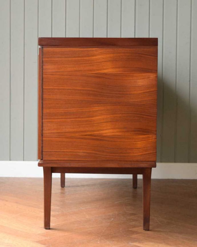 サイドボード　アンティーク家具　北欧スタイルの暮らしを彩るインテリア、イギリスのMeredew社のアンティーク サイドボード。横から見てもスッキリどこから見てもスッキリとしてステキなヴィンテージ。(x-1156-f)