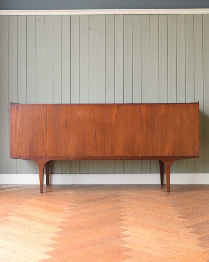 サイドボード　アンティーク家具　北欧スタイルの暮らしを彩るインテリア、イギリスのMeredew社のアンティーク サイドボード。もちろん後ろ姿もキレイですビンテージは新品ではないので、もちろん経年変化によるキズはあります。(x-1156-f)