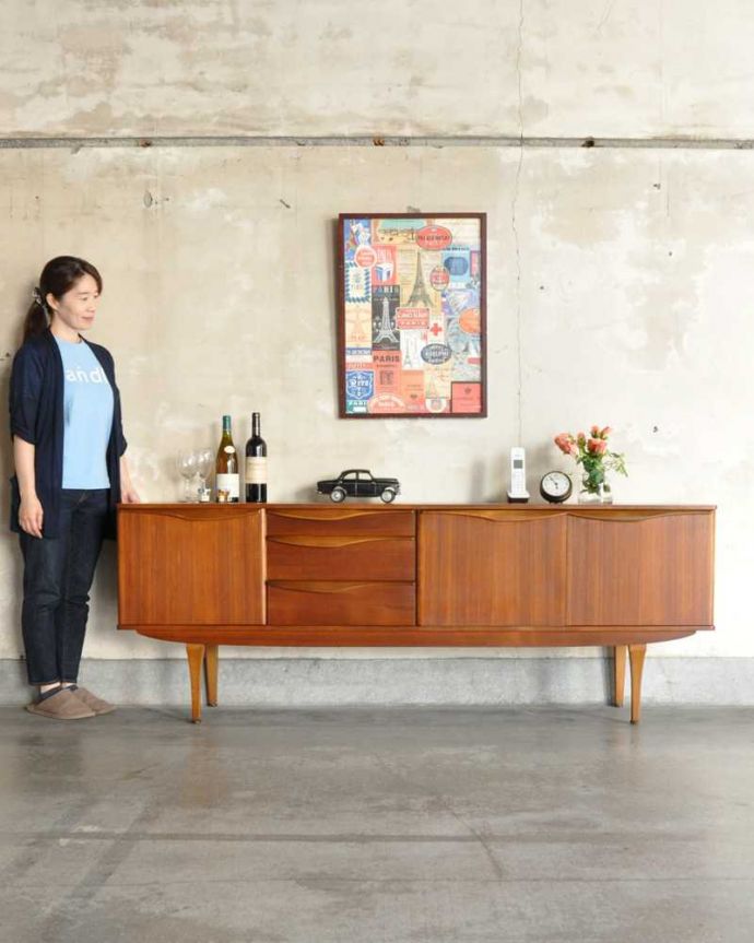 アンティークのキャビネット　アンティーク家具　テレビボードにおススメの北欧スタイルのヴィンテージ家具、Stonehill社のサイドボード 。人気のヒミツは北欧スタイルのデザインやっぱりスッキリとカッコイイ北欧デザインが人気のサイドボード。(x-1157-f)