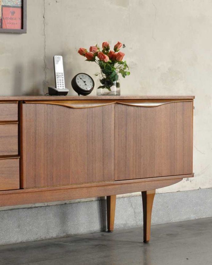 アンティークのキャビネット　アンティーク家具　テレビボードにおススメの北欧スタイルのヴィンテージ家具、Stonehill社のサイドボード 。ヴィンテージ家具らしいあたたかさ。(x-1157-f)