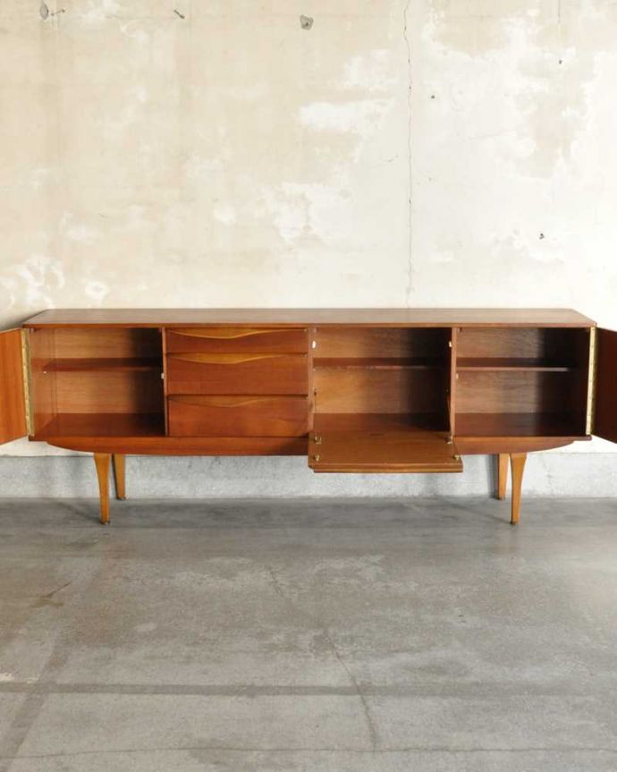 アンティークのキャビネット　アンティーク家具　テレビボードにおススメの北欧スタイルのヴィンテージ家具、Stonehill社のサイドボード 。扉の奥はたっぷり収納扉を開けると、中にはたっぷりの収納。(x-1157-f)