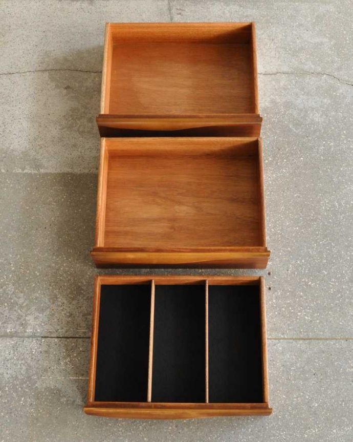 アンティークのキャビネット　アンティーク家具　テレビボードにおススメの北欧スタイルのヴィンテージ家具、Stonehill社のサイドボード 。キレイにお直ししました引き出しの中も修復の際、専門の職人がキレイにしました。(x-1157-f)