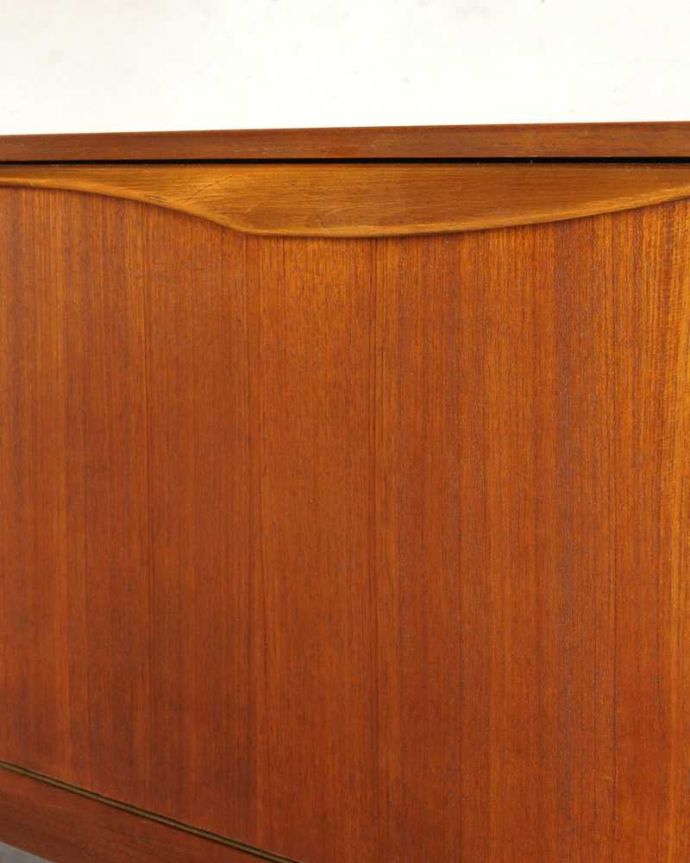 アンティークのキャビネット　アンティーク家具　テレビボードにおススメの北欧スタイルのヴィンテージ家具、Stonehill社のサイドボード 。扉の木目があたたかさを演出クールなデザインなのに、なんだかほっとするあたたかさ。(x-1157-f)