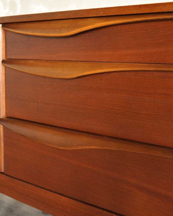 アンティークのキャビネット　アンティーク家具　テレビボードにおススメの北欧スタイルのヴィンテージ家具、Stonehill社のサイドボード 。デザインの一部になっている取っ手取っ手のデザインもシンプルかつ機能的に。(x-1157-f)