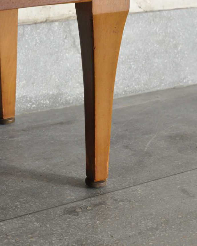 アンティークのキャビネット　アンティーク家具　テレビボードにおススメの北欧スタイルのヴィンテージ家具、Stonehill社のサイドボード 。スッキリとした脚の裏には…Handleの家具の脚裏にはフェルトキーパーをお付けしています。(x-1157-f)