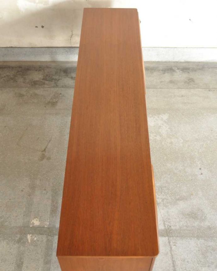 アンティークのキャビネット　アンティーク家具　テレビボードにおススメの北欧スタイルのヴィンテージ家具、Stonehill社のサイドボード 。天板の塗装もキレイに仕上げましたヴィンテージの家具は修復方法が様々。(x-1157-f)